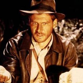 Poprvé o tomto projektu diskutovali na Havaji v době vydání prvního filmu z cyklu Hvězdné války. Spielberg řekl Lucasovi, jak moc si přál režírovat film o Jamesi Bondovi, ale Lucas odpověděl, že má něco ještě lepšího.