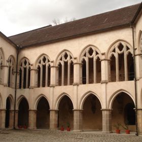 Nádvoří hradu Zvíkova je typické svými arkádovými ochozy. 