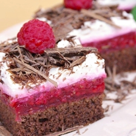 Suroviny: 200 g hladké mouky, 150 g cukru,
20 g	kakaa,
125 ml	mléka,
125 ml	oleje,
1 lžička	prášku do pečiva,
4 ks	vejce.
Na krém:
500 g	 tvarohu,
250 g	šlehačky,
150 g	 cukru,
100 g	čerstvých nebo mražených malin,
1 sáček	želatiny.
Ostatní:
pečicí papír