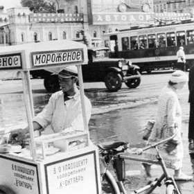 V roce 1903 byl patentován zmrzlinový kornout a v roce 1921 byla vyrobena první zmrzlina s dřívkem.