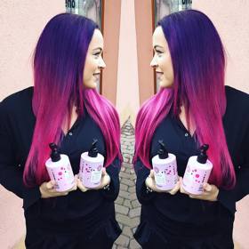 Růžové vlasy na tmavém podkladu vypadají naprosto dokonale a zpěvačce Dominice Mirgové neuvěřitelně sluší. I ona propadla kouzlu vlasových masek Maria Nila.