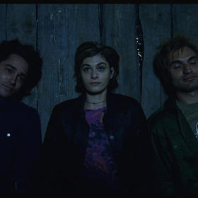 Samotáři jsou filmem o mladých lidech, kteří se snaží na konci 20. století uprostřed velkoměsta nalézt lásku.