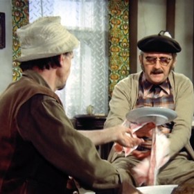 Jiří Sovák předvedl v Chalupářích svůj skvělý smysl pro improvizaci. Hlášku, že v Indii mají plechový děti, vymyslel sám.