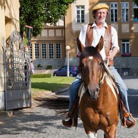 Už sedm let nepije a celkem si zvykl na peníze. Bohuš je smutný, ale smutek v jeho podání má velmi výstřední podobu.