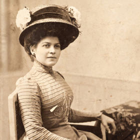 Narodila se v Praze, nejprve se začala učit švadlenou, ale již tehdy hrála ochotnicky divadlo a navštěvovala soukromě herecké kurzy u Karla Želenského. 