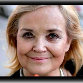 V mládí nadějná filmová herečka, později spíše známá z televize, především ale dlouhodobá výrazná osobnost Vinohradského divadla a hlavně jedna z našich předních recitátorek, to je Gabriela Vránová.