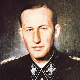 Svatováclavská koruna je symbolem české státnosti, kterou proti nepřátelům chrání mocná kletba. Komu tento klenot spočine na hlavě neoprávněně, do roka zemře. Zastupující říšský protektor Reinhard Heydrich si korunu nasadil sám a brzy na to skutečně zemřel…
