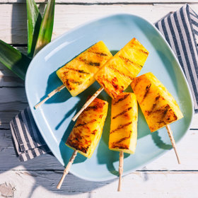 Grilovaný ananas s chilli:

Suroviny:

ananas 2 kusy,
chilli sušené 1/2 lžičky,
med 3 lžíce,
řecký jogurt 1 kelímek,
dýňová semínka 2 lžíce.

Postup:

Ananasy oloupejte a nakrájejte na centimetrové plátky. Rozložte je do zapékací misky nebo na plech, posypte vločkami sušeného chilli a pokapejte medem. Dejte do trouby vyhřáté na 180 °C a pečte 15 minut. Potom zapněte v troubě gril a na nejvyšší teplotu grilujte 5 minut. Dezert ale raději hlídejte, med bude na ananasu karamelizovat a mohl by se připálit.