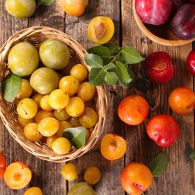 Letní ovoce se skvěle hodí do jednoduchých moučníků