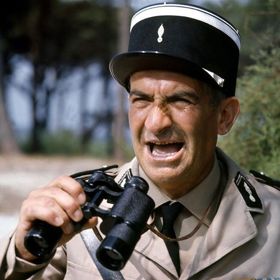 Rozruch udělá i Cruchotova dcera Nicole, když místní mládeži napovídá, že její otec je pan Ferguson, bohatý majitel jachty. Nicole se účastní radovánek místní mládeže.