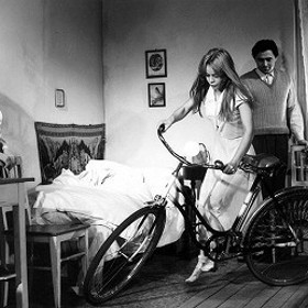  Jde o stejnojmennou adaptaci dívčího románu Marie Majerové z roku 1940. 