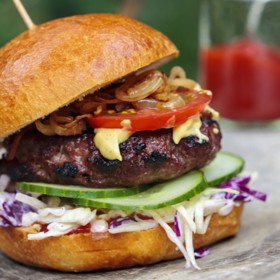 Recept na pikantní hovězí burger s bylinkami: