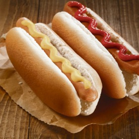 Tohle už je dávno pryč. Párek v hot dogové housce s trochou kečupu nebo hořčice rozhodně dnes není trendy. Hot dogy překypují chutěmi, zeleninou a dresinky.