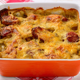 Zapečené brambory s párkem:

Uvařené brambory nakrájíme na kostičky nebo kolečka a dáme je na teflonovou pánev, přidáme k nim trochu oleje, osolíme a lehce je opečeme. Pak k nim přidáme na kousky nakrájené poctivé párky (2 nožičky poctivého debrecínského a 4 nožičky poctivého vídeňského párku pro děti). Když je vše pěkně opečeno, zasypeme to strouhaným sýrem a necháme v troubě chvilku zapéct.