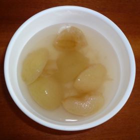 Postup:  Jablka oloupeme a nakrájíme na větší kousky. Připravíme si je do hrnce, přidáme vodu, vanilkový cukr, celou skořici, hřebíček a dusíme pod pokličkou asi 20 minut. Jablečný kompot podáváme teplý nebo studený, můžeme jej i zavařit.