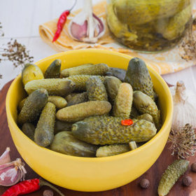 Pepřové nakládané okurky:

Suroviny:

2,8 l vody,
1,2 l octa,
60 dkg cukru,
16 g soli,
kuličky černého pepře.

Postup:

Do každé zavařovací sklenice vložíme spolu s okurkami 5 kuliček černého pepře, 3 kuličky nového koření, bobkový list, hořčičné semínko, kopr a cibuli a mrkev nakrájené na kolečka. Naplněné sklenice zalijeme povařeným lákem. Nesterilujeme, sklenice pouze pevně uzavřeme a necháme odležet v chladnějším prostoru.