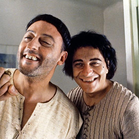 Režiséra Jeana-Marie Poirého známe především díky jeho vynikající komedii Operace Corned Beef, kde se také objevila trojice komiků, kteří ve Francii patří ke špičce v tomto žánru: Jean Reno, Christian Clavier a herečka s neobyčejným komediálním talentem Valérie Lemercier.