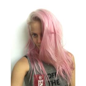 Terezie Kovalová je volnomyšlenkářská hudebnice, která ráda experimentuje. A růžové vlasy k tomu rozhodně patří.