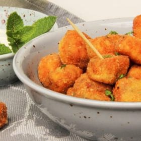 Lilkový snack s jogurtem:

Suroviny:

lilek 2 ks,
parmazán,
vejce,
hladká mouka,
strouhanka,
sůl,
olej na smažení.

Jogurtový dip:

hustý bílý jogurt,
česnek 1 stroužek na 1 malý jogurt,
máta,
sůl.

Postup:

Lilek oloupejte, nakrájejte na kostky cca 1,5 x 1,5 cm, osolte a nechte v cedníku asi hodinu vykapat. Pak ho osušte papírovou utěrkou.
Mezitím připravte dip. Do jogurtu vmíchejte najemno posekané lístky máty, rozdrcený česnek a podle chuti osolte. Dejte vychladit do lednice.
Připravte si klasicky suroviny na trojobal, jen s rozdílem, že do strouhanky přidáte na velmi jemno nastrouhaný parmazán.
Rozšlehané vajíčko ještě trošku osolte a můžete malinko naředit vodou. A pak už klasicky obalujte – mouka, vejce a strouhanka s parmazánem.
Smažte v dostatečné vrstvě rozpáleného oleje tak, aby kostky plavaly a smažily se rovnoměrně ze všech stran. Vyndejte krásně zlatavé kostičky na papírové utěrky a nechte přebytečný olej odsát.
Podávejte s vychlazeným dipem.