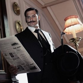 Mladý, přesto již svými moderními vyšetřovatelskými metodami a úspěchy proslavený detektiv Jánoš Marton (Ján Koleník) z Pešti přijíždí na zámek Betliar řešit tajemnou brutální vraždu služky.