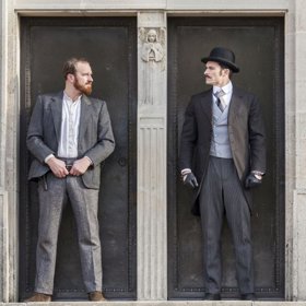 Na Gemeru jej vítá místní rázný strážmistr Vilém Černý (Stanislav Majer), kterému přítomnost až příliš sebevědomého vyšetřovatele z Pešti v jeho rajónu, a povinnost s ním spolupracovat není vůbec po chuti.