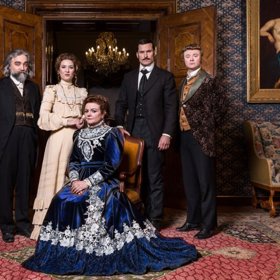 Vyšetřovatelova přítomnost je trnem v oku i obyvatelům zámku – mocné šlechtické rodině Wisniewskych, ve které má každý své tajemství.