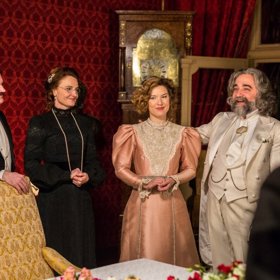 Jak se ukazuje, vražda služky není zdaleka natolik jednoduchá, jak by si vyšetřovatelé přáli; navíc to není ani jediné zvláštní úmrtí mladé ženy v této oblasti.