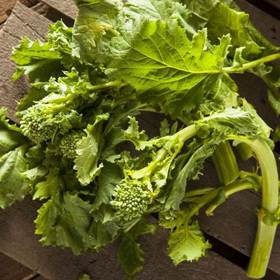 Ze zeleninových listů můžete připravit nejrůznější pesta, polévky, ale i koktejly