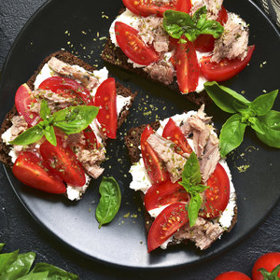 Chleba s tuňákem a žervé:
Suroviny:
kvalitní tuňák,
žervé,
rajčata,
čerstvá bazalka,
celozrnné pečivo.
Postup:
Na pečivo rozetřete lučinu a pečlivě naskládejte tuňáka. Posolte, opepřete a ozdobte rajčaty s čerstvou bazalkou.