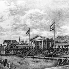 Občanská plovárna je legendárním historickým místem Pražanů. Byla postavena v klasicistním stylu podle návrhu architekta Josefa Krannera (mimo jiné autora schodů z Karlova mostu na Kampu).