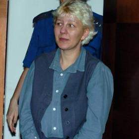 Dana se narodila na Slovensku, kde se již v 15 letech provdala. O rok později se jí narodila dcera. Kvůli manželským problémům se brzy rozvedla a přestěhovala se do Česka.