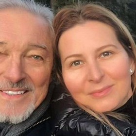 Třiatřicetinásobný Zlatý a Český slavík Karel Gott se s Ivanou seznámil v roce 1998 při vyhlášení výsledků ankety TýTý. Tenkrát mu ještě jeho budoucí vyvolená dala schválně špatné telefonní číslo, protože byli oba zadaní.