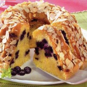 Postup:
Do mísy navážíme všechny ingredience kromě rozinek a vařechou vymícháme hladké lesklé těsto. Není třeba přidávat žádnou mouku; těsto odpočinkem “zpevní”. Rozinky vmísíme na úplný konec. Necháme přikryté na teplém místě kynout. Bábovkovou formu vytřeme polotekutým máslem a vysypeme hoblovanými mandlemi. Vykynuté těsto krátce propracujeme a uválíme bochánek. V něm uděláme díru (jako na donut) a opatrně umístíme do připravené formy. Necháme kynout do trojnásobného objemu. Upečeme ve vyhřáté troubě asi 20 minut při 170 stupních C.