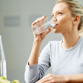 Pokud chcete přestat kouřit, pijte hodně vody. Nejen že zahání chuť na cigarety, ale odplavuje toxiny z těla.