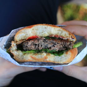 Pokud si chcete udělat kvalitní a chutný domácí burger, na mase a ingrediencích nešetřete.