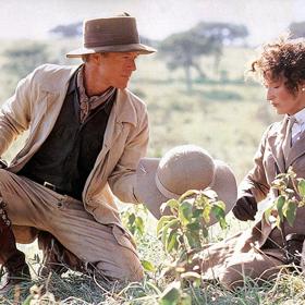 Hrají v něm herecké hvězdy jako Meryl Streep, Robert Redford a Klaus M. Brandauer. 