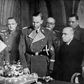 V listopadu 1941 se k nejcennějšímu klenotu české země skutečně dostal.