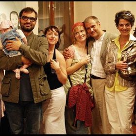 Jirka je majitelem galerie a jeho žena Vanda vede cukrárnu.