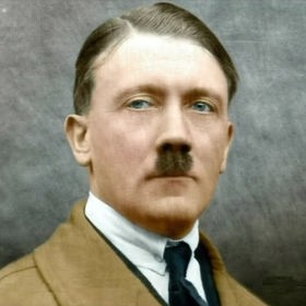 V neznámém poddůstojníkovi Adolfu Hitlerovi podle svých slov objevil strašlivou temnou sílu, která dokáže ovládat masy.