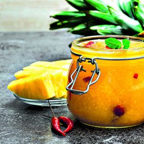 Ananasová hořčice

Postup:

100 g Hořčičného semínka Labeta
60 g ananasu
160 ml vody
2 lžíce octa
3 lžíce cukru
1 lžička soli

Postup:

Očištěný a na malé kousky pokrájený ananas smícháme s hořčičným semínkem, přidáme všechny ostatní ingredience a necháme přes noc odležet v ledničce. Odleženou směs rozmixujeme a opět dáme odpočinout do chladničky. Po jednodenním odležení můžeme podávat. Hořčici skladujeme v uzavřené sklenici v chladničce.