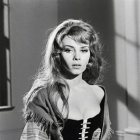 Angelika náhodou odhalila intriky proti králi, stala se nebezpečnou královým nepřátelům, kteří ji dali zavřít do kláštera.