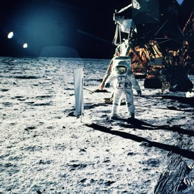 Signály byly zachyceny observatoří Goldstone v USA a v australském Honeysuckle Creek. O několik minut později bylo televizní vysílání přepnuto na signál z citlivějšího radioteleskopu v australské observatoři Parkes.