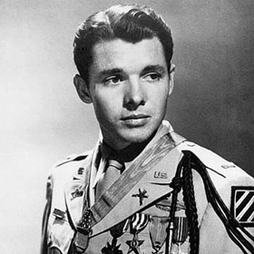 Audie Murphy (1925 – 1971) byl americký voják, herec a hudební skladatel. Během druhé světové války nasbíral 33 vyznamenání a v bojích zabil kolem 250 nepřátelských vojáků. Bývá označován za nejodvážnějšího vojáka celého konfliktu.