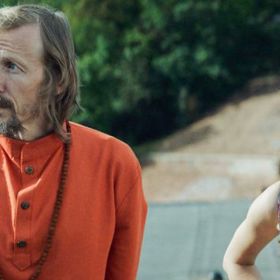 Andělé našeho příběhu nejsou nadpřirozené bytosti, zastupují kladný postoj k životu, smysl pro humor, soucit a pochopení.