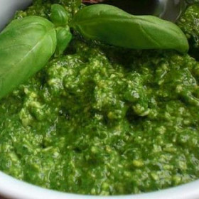 Bazalkové pesto:
Suroviny:
50 g čerstvých bazalkových lístků
100 ml panenského olivového oleje
6 lžic strouhaného parmazánu
2 lžíce strouhaného pecorina (lze nahradit parmazánem)
1 stroužek česneku
1 lžíce piniových oříšků
špetka soli.
Postup:
Všechny přísady rozmixujte tyčovým mixérem, ale zpočátku dejte jen polovinu oleje. Postupně olej přilévejte, aby pesto mělo krémovou konzistenci. Rozdělte po 2–3 lžících do plastových sáčku a zmrazte.