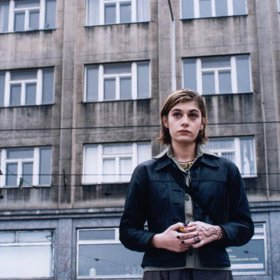 Do osudů filmových samotářů zasáhne i křehká makedonská barmanka Vesna, hledající v Čechách ztraceného otce.