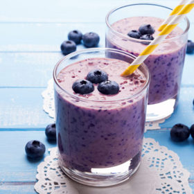 Borůvkové smoothie

Suroviny:

1 banán
150 g borůvek
na doředění rostlinné mléko (např. kokosové, mandlové)

Postup:

Omyjeme borůvky, přidáme banán, mléko a rozmixujeme. Mléko přidáváme postupně dle toho, jak moc husté smoothie chceme mít. Ihned podáváme.
