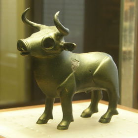 Jeskyně dostala jméno od této krásné sošky býka. Dnes ji najdeme v Přírodovědném muzeu ve Vídni. 
