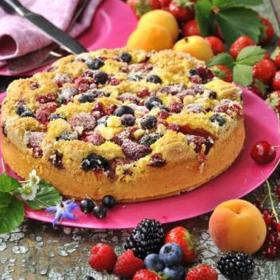 Bublanina s letním ovocem je snadná, použít na ni můžete cokoliv a skvěle chutná.