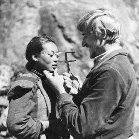 Příslušník SS Bruno Beger prováděl na Tibeťanech měření lebky, aby zjistil jejich příbuznost s Árijci.